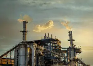 Usine d’éthanol au crépuscule
