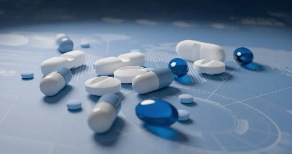 Pilules, comprimés et capsules sur la carte du monde avec un arrière-plan bleu de tableaux. Concept de recherche pharmaceutique internationale.