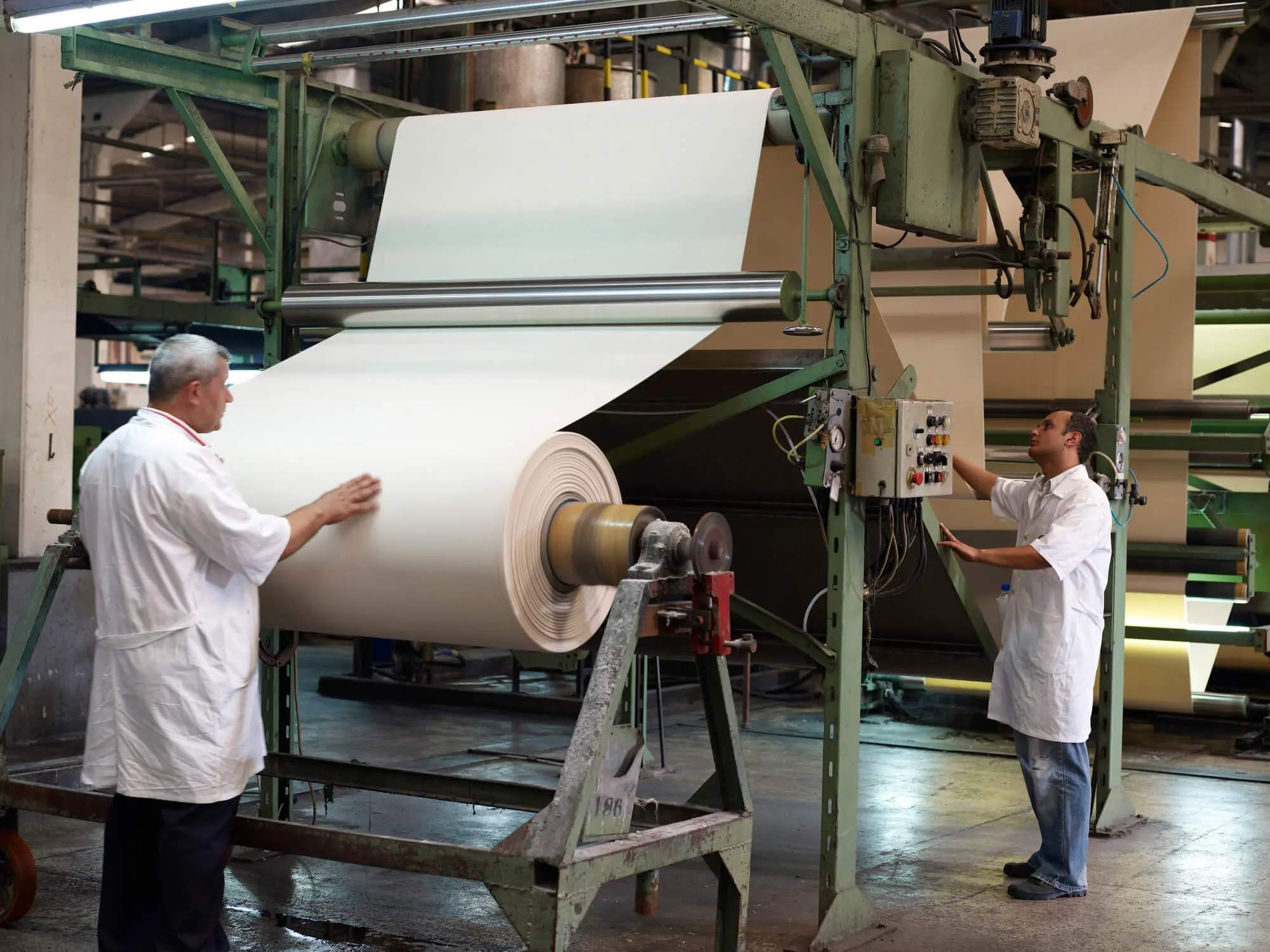 Travailleurs travaillant devant une usine de textiles