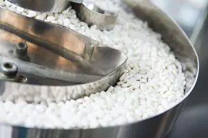 Comprimés - forme posologique solide obtenue par compression de poudres et de granules contenant une ou plusieurs substances médicamenteuses avec ou sans ajout de substances auxiliaires.