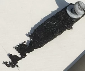 Coupon de corrosion de 60 jours pour l’acier doux avant le traitement montrant des signes d’encrassement grave
