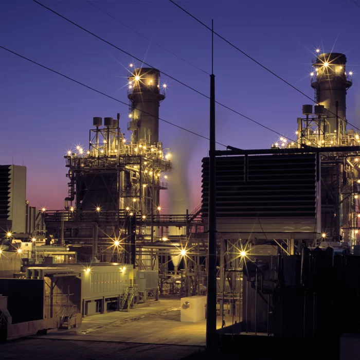 Centrale électrique au crépuscule