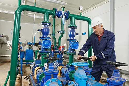 repairman-engineer-of-fire-engineering-system-or-heating-system-open-the-valve-equipment-in-a-boiler-house_k15476247
